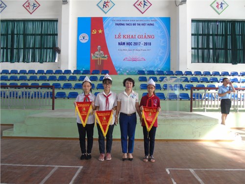 Buổi sinh hoạt chào cờ đầu tuần trường THCS Đô Thị Việt Hưng
